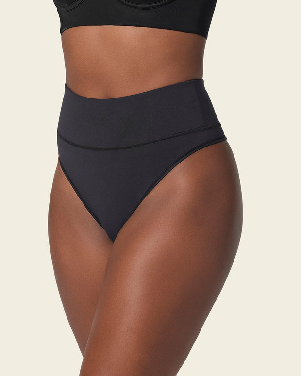 Tanga de control moderado tiro alto en SkinFuse#color_700-negro