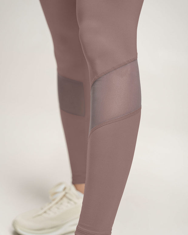 Legging de control con transparencias y tecnología copper#color_868-habano