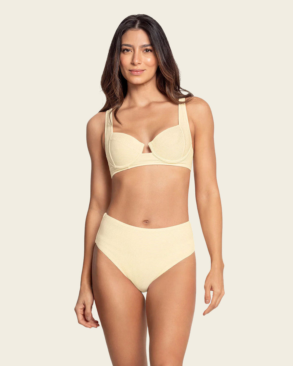 Bikini en textura acanalada con braga tiro alto y top con aros