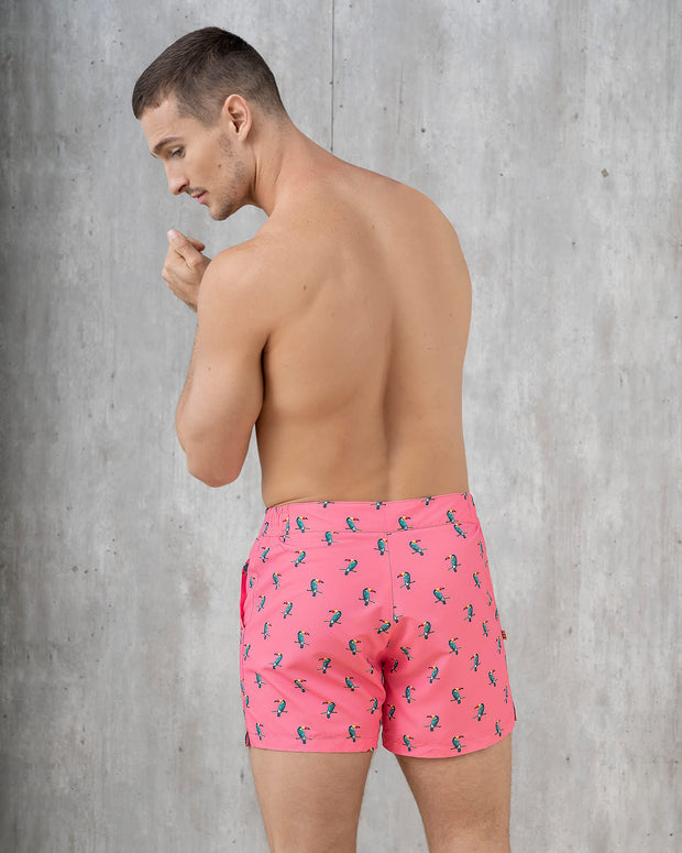 Bañador corto con botón y cierre internos y bolsillos laterales para hombre#color_347-estampado-rosado