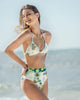 Top de bikini ideal para broncearte elaborado con pet reciclado#color_574-estampado-palmeras