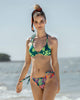 Top de bikini ideal para broncearte elaborado con pet reciclado#color_666-fondo-verde-estampado