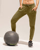 Jogger deportivo de silueta amplia con bolsillos#color_681-verde-oscuro